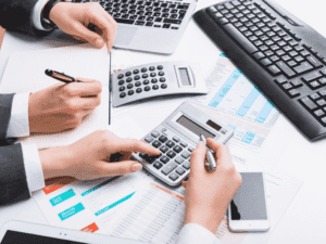 Choosing to hire a freelance bookkeeper vs a bookkeeping firm